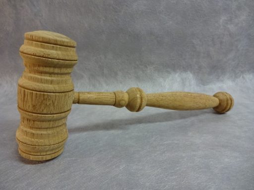 Houten voorzittershamer Houten voorzittershamer, vaak gebruikt in juridische contexten.