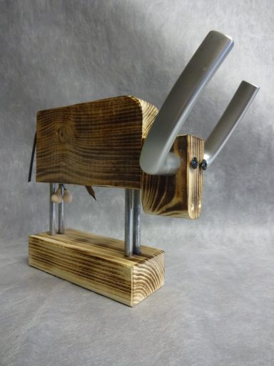 Houten stier Houten sculptuur van een koe met metalen horens van deurklinken en een stevige basis.