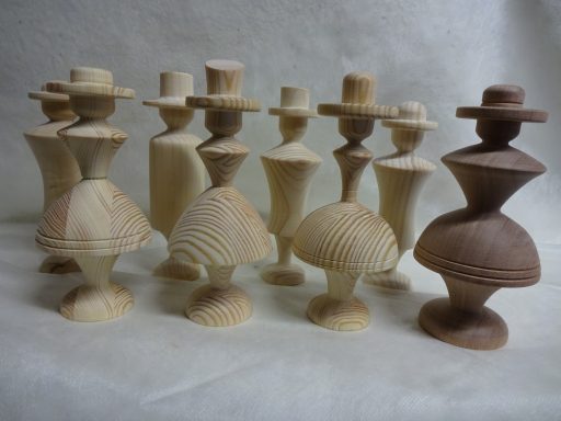 Houten dames en heren Houten dames en heren sculpturen met hoed in verschillende vormen en kleuren.
