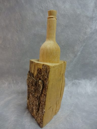 Houten fles Houten fles in een ruwe, natuurlijke houder van schors.