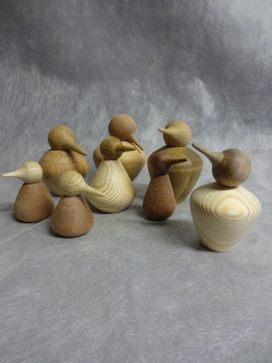 Houten vogels Diverse handgemaakte houten vogels in verschillende vormen en kleuren.