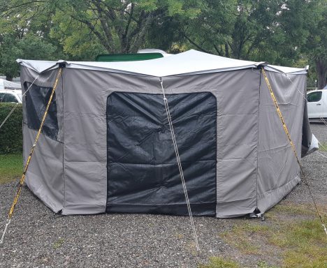Grijze tentdelen voor luifel Grijze inritsbare tent voor de luifel van de MaatHout caravan op maat