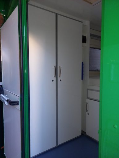 Kledingkast caravan op maat Witte kast met dubbele deuren in MaatHout caravan op maat.