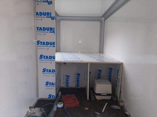 Binnenkant caravan op maat in aanbouw Binnenkant van een lege gesloten aanhanger in aanbouw tot MaatHout caravan op maat.