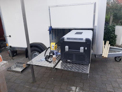 Koelkast caravan op maat in aanbouw Uitschuifbare buitenkeuken in aanbouw van de MaatHout caravan op maat met de koelbox en gereedschap