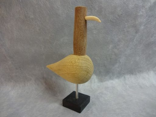 Houten vogel op standaard Houten vogelsculptuur met een ronde vorm en een cilindrische snavel.