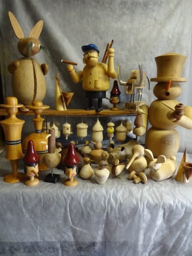 Houtdraaiwerk beelden Houten figuren en decoratieve stukken, waaronder een konijn, sneeuwpop en vogels.
