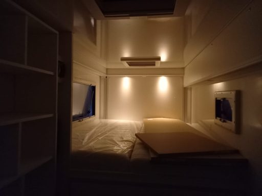 Binnenkant caravan in aanbouw Binnenkant caravan op maat van MaatHout met bed in de rijrichting en zachte verlichting in aanbouw.