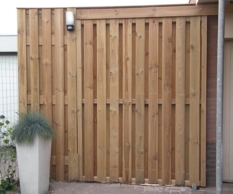 MaatHout houten schuifdeur tuin Houten tuin schuifdeur met verticale planken op maat gemaakt