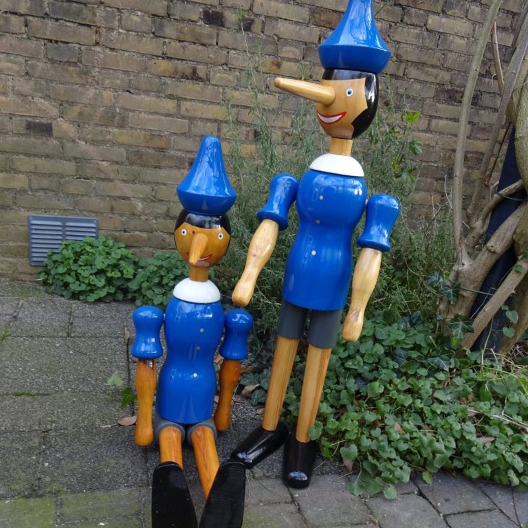 MaatHout ambachtelijke houtgedraaide Pinocchio Pinocchio-figuren, één groot en één klein, met blauwe hoed en kledij op maat gemaakt met ambachtelijk houtdraaiwerk