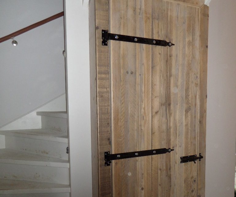 MaatHout houten deur met zwarte scharnieren op maat Houten deur met grote zwarte scharnieren op maat gemaakt