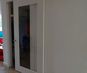 MaatHout witte schuifdeur op maat Moderne witte schuifdeur met glaspaneel op maat gemaakt